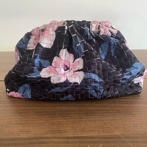 Maria de la Rosa Clutch. Chain can be stored inside. Woven fabric.